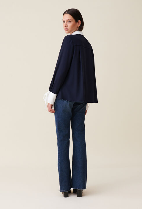 Blusa fluida azul cuello contraste