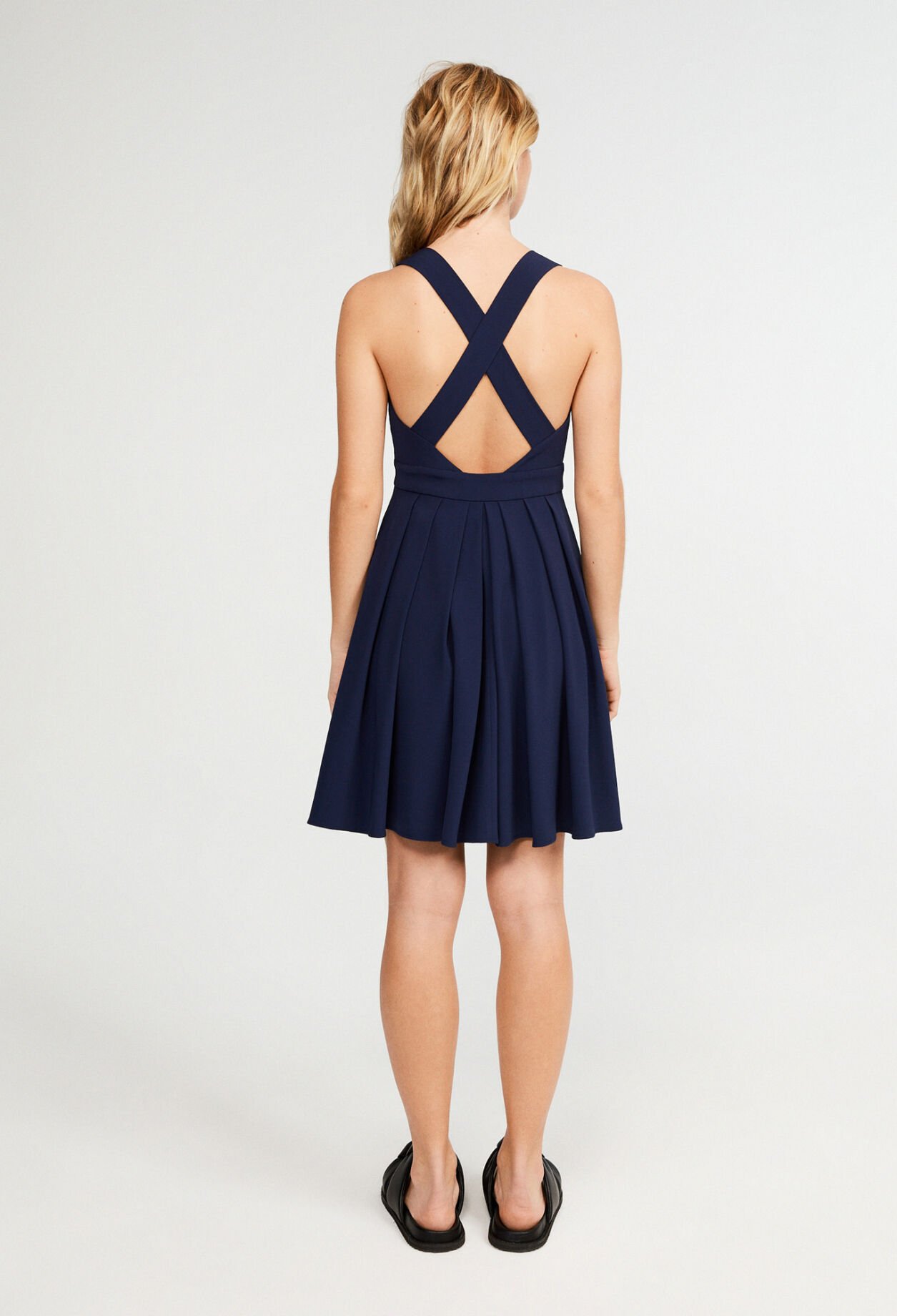 Vestido semilargo con cinturón
