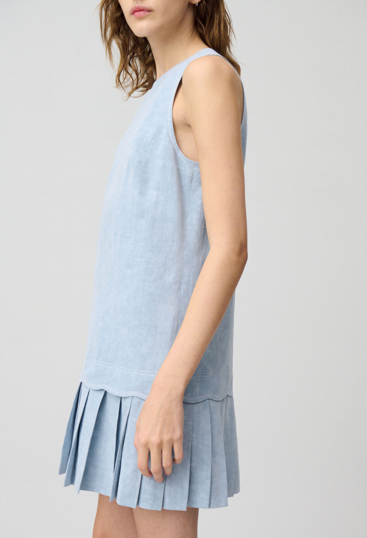 Vestido corto sin mangas