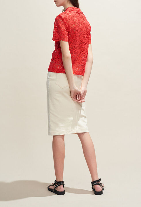 Top de encaje con cuello babero