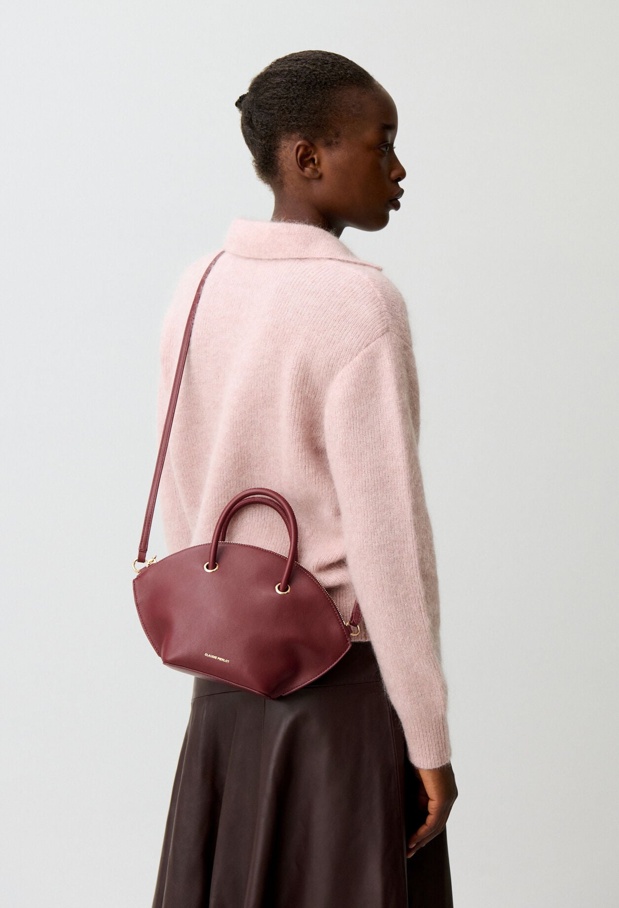Bolso piel lisa con aros dorados