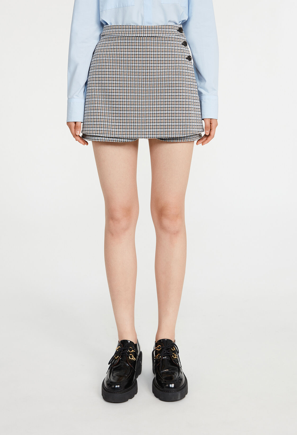 Falda short cruzada con motivos