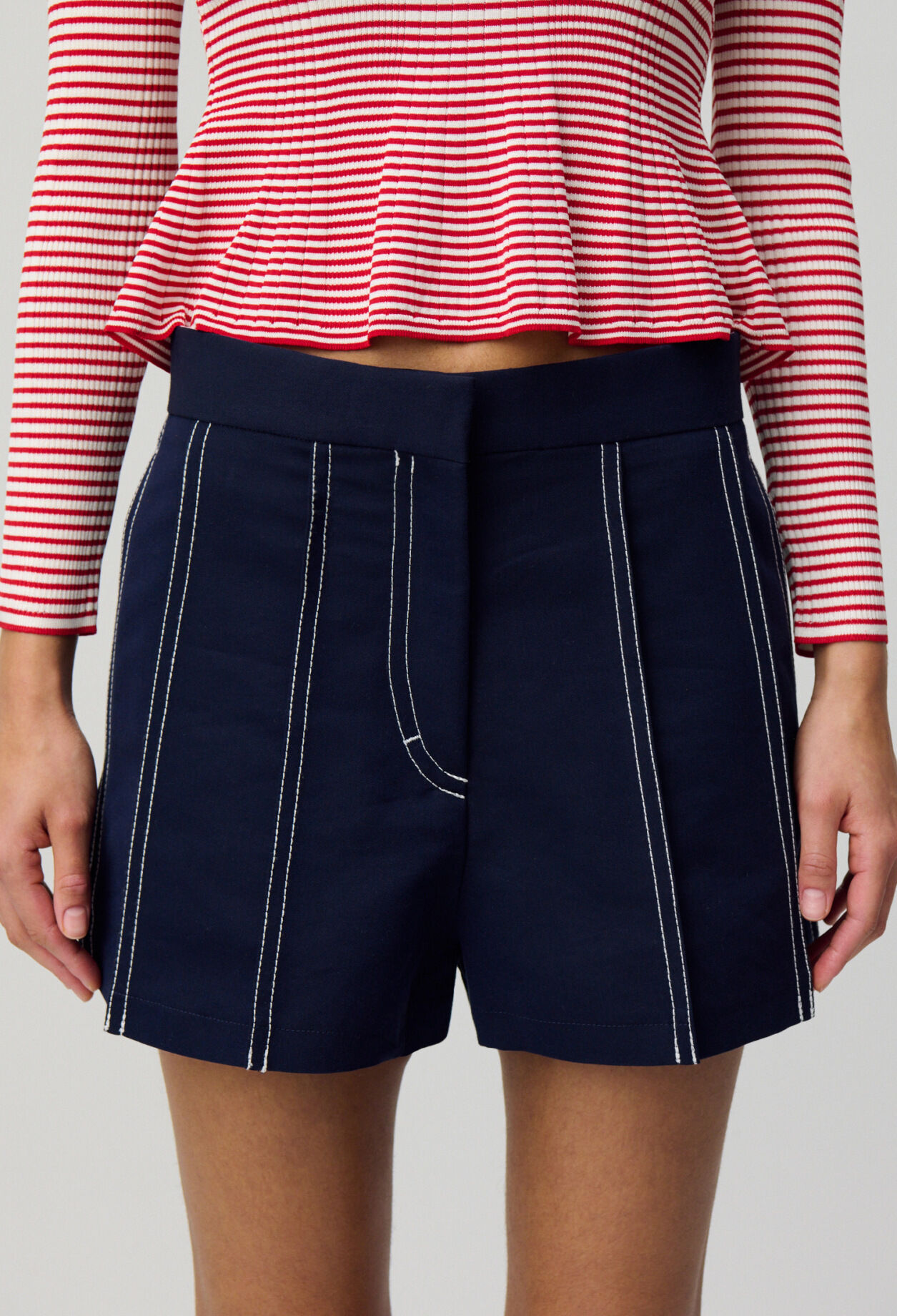 Short plisado de contraste.