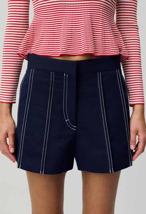 Short plisado de contraste.