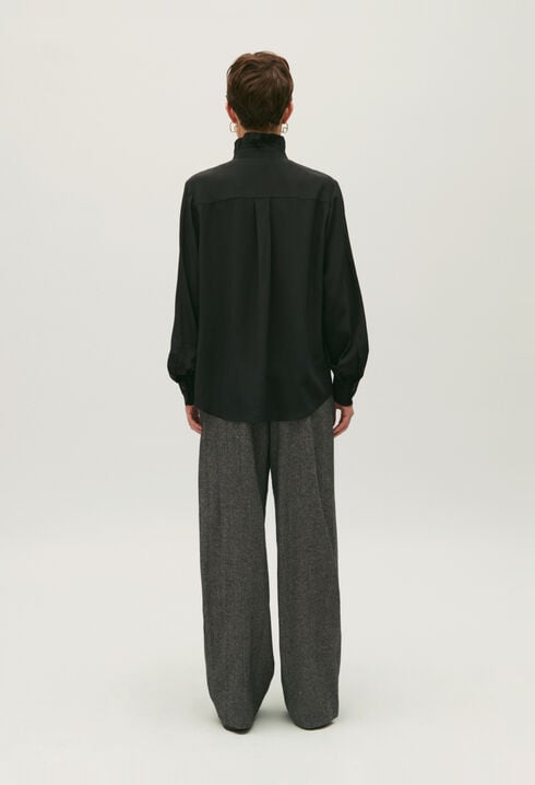 Camisa con cuello victoriano