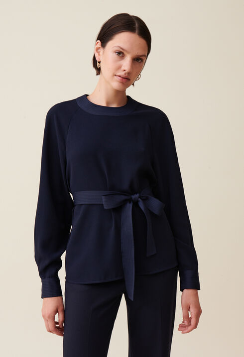 Blusa fluida cinturón azul marino