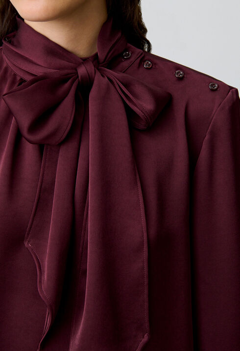 Blusa fluida con cuello lazada