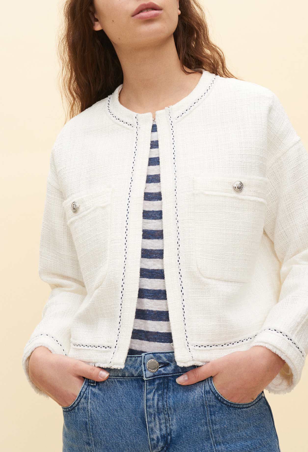 Chaqueta corta blanca asargada