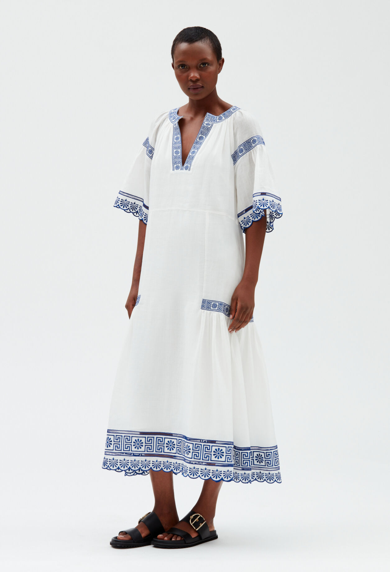 Vestido semilargo bordado crudo