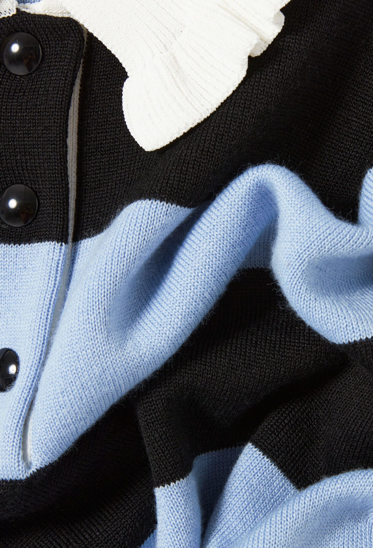 Polo de rayas anchas.