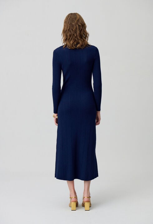 Vestido de punto de longitud media.