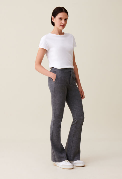 Pantalón gris de corte flare ajustado
