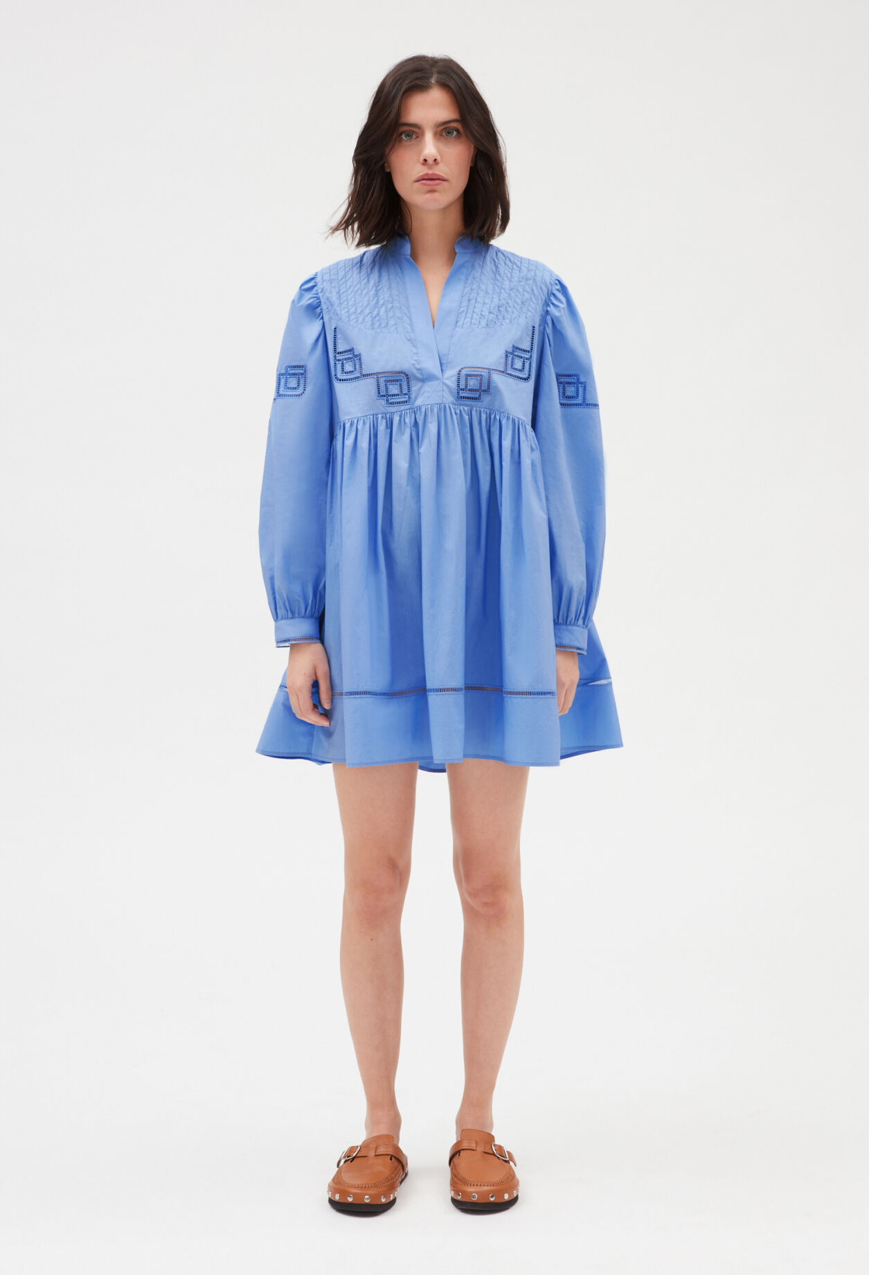Vestido corto de algodón bordado en azul