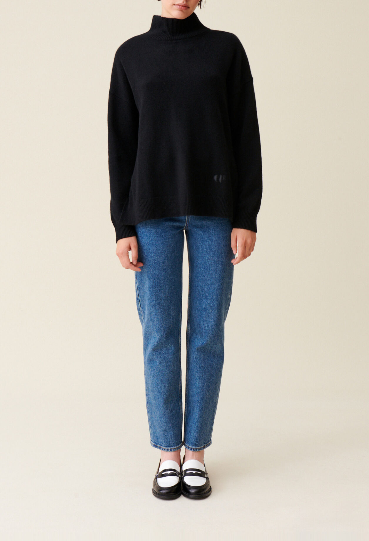 Jersey de cuello alto negro de cachemir