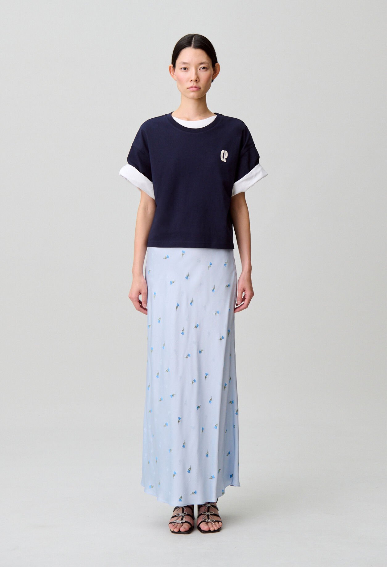 Falda satinada de flores