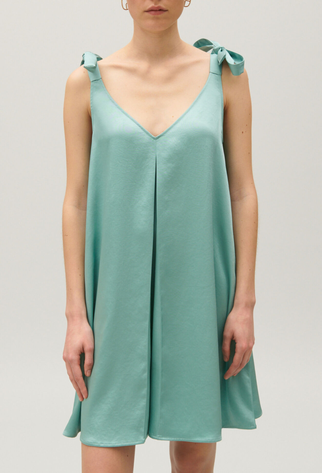Vestido corto satinado verde agua
