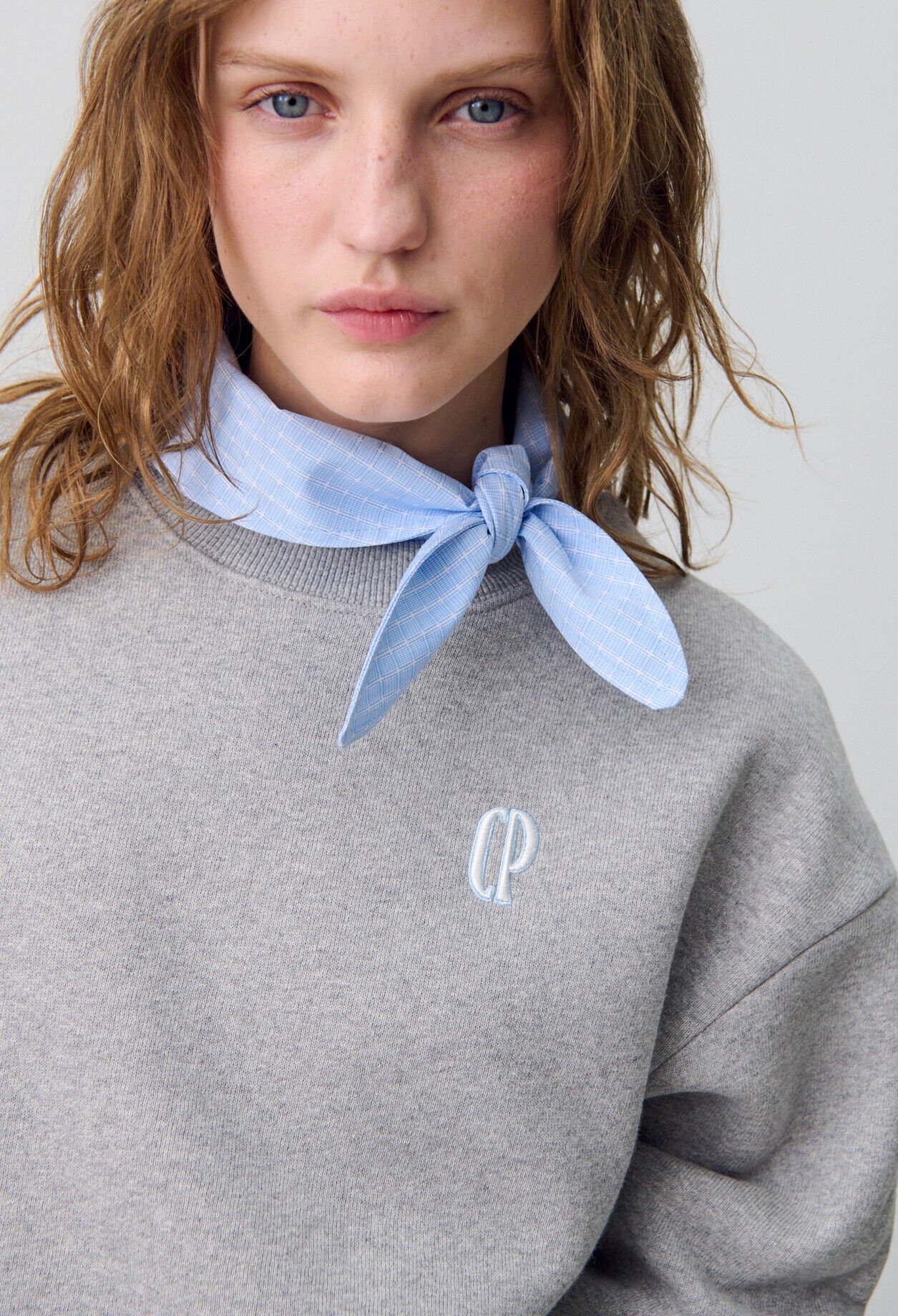 Sudadera con cuello pañuelo