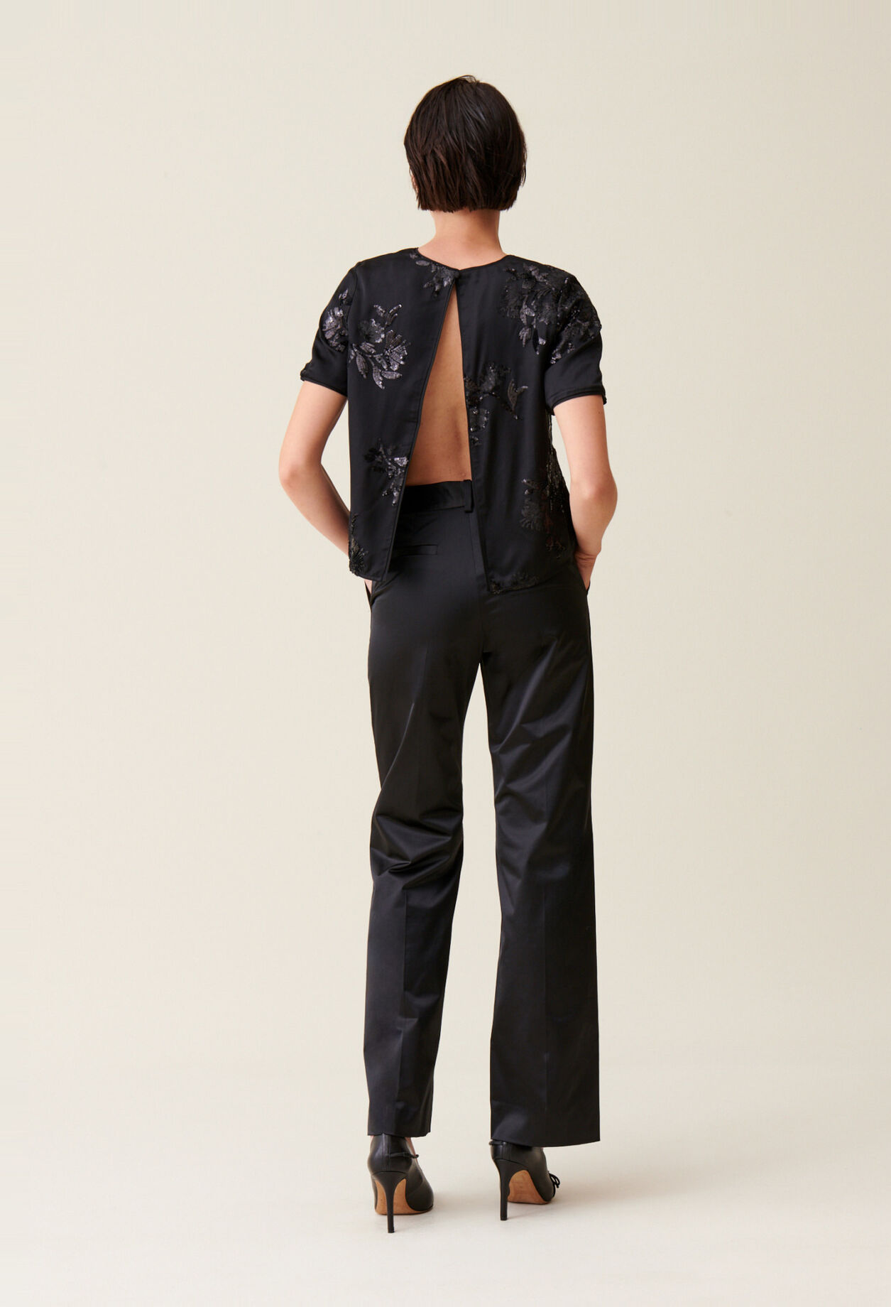 Top negro lentejuelas bordadas