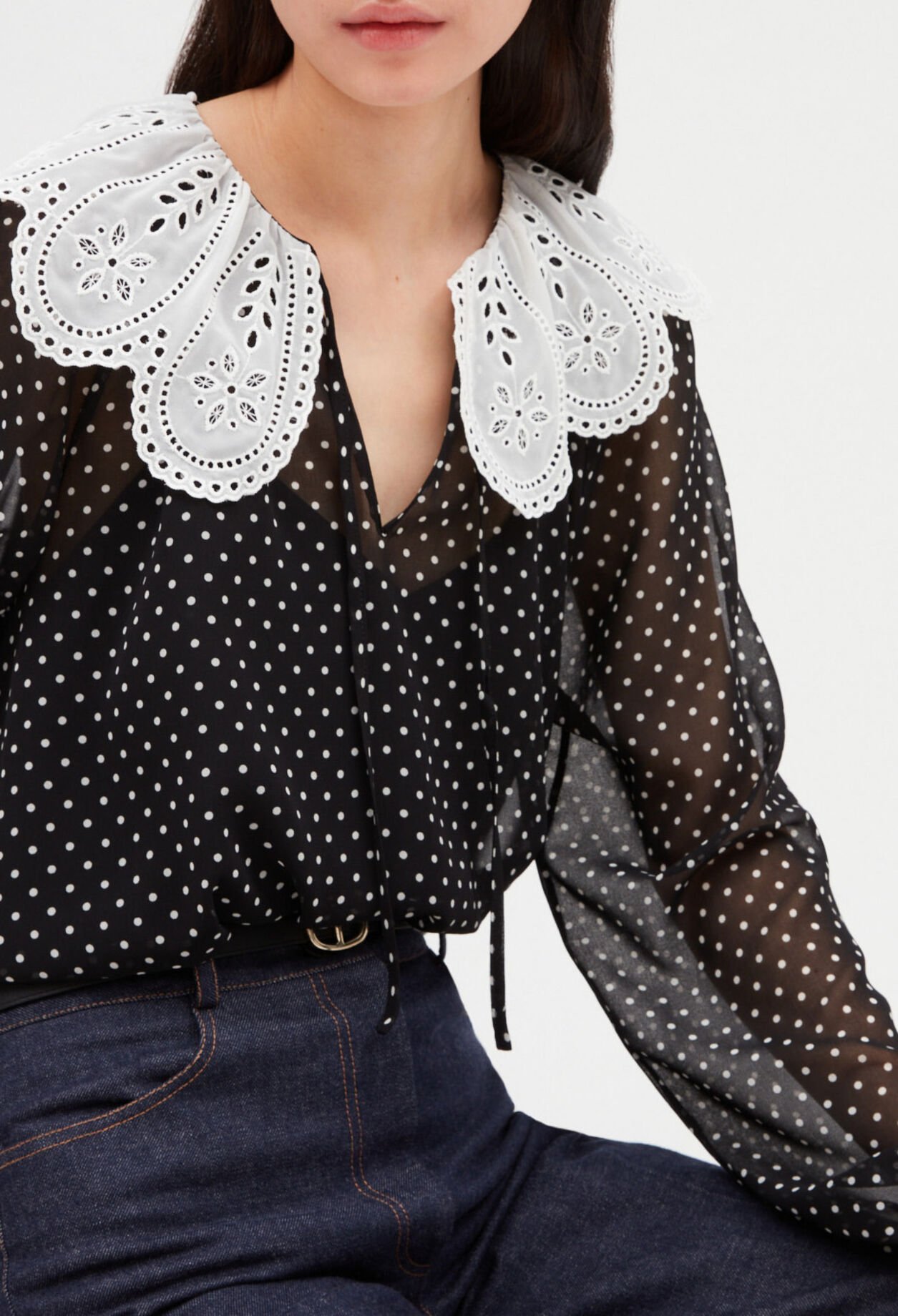 Blusa de lunares con cuello babero