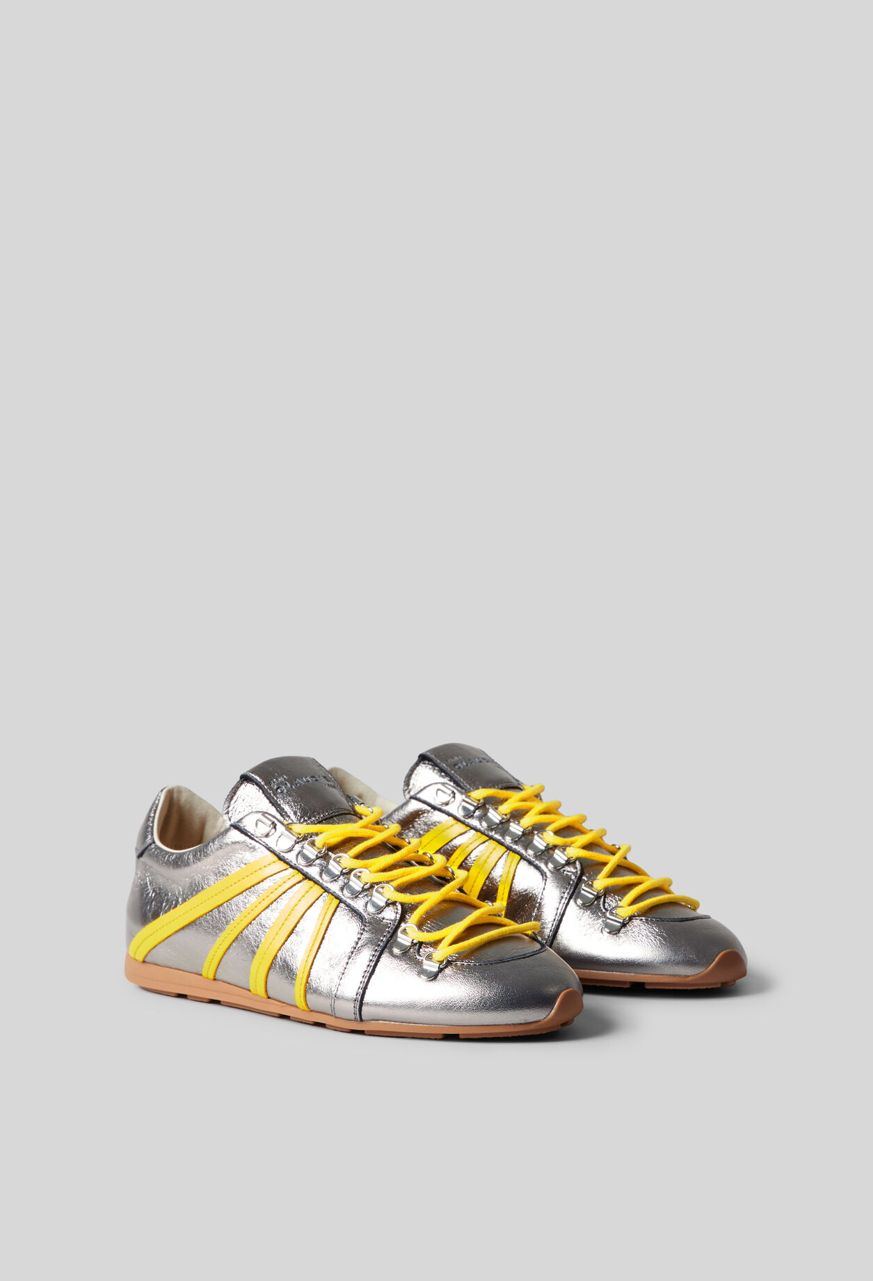 Zapatillas plateadas