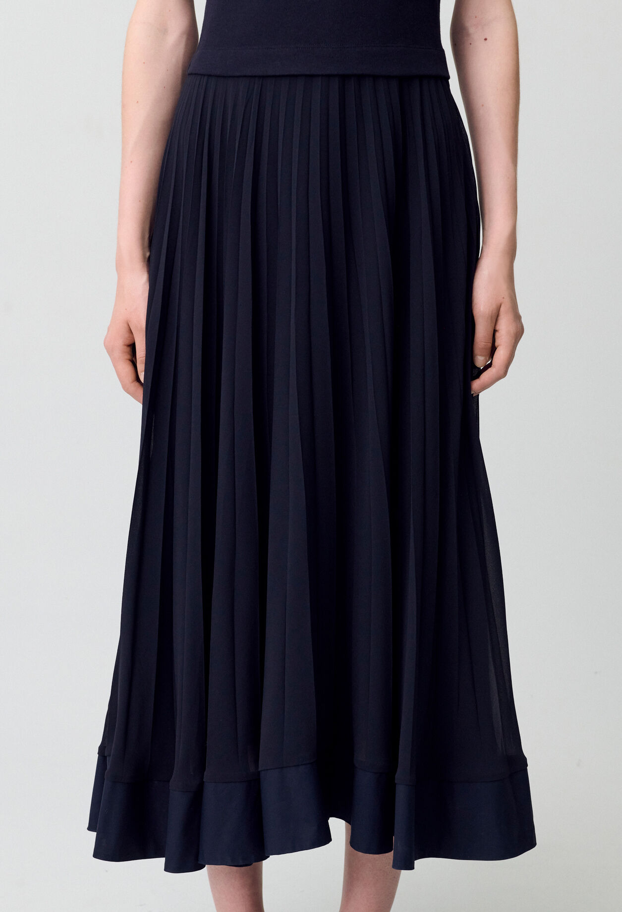Vestido largo plisado en azul marino