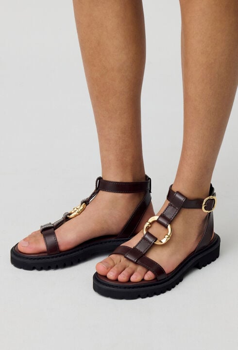 Sandalias de cuero con aro dorado.