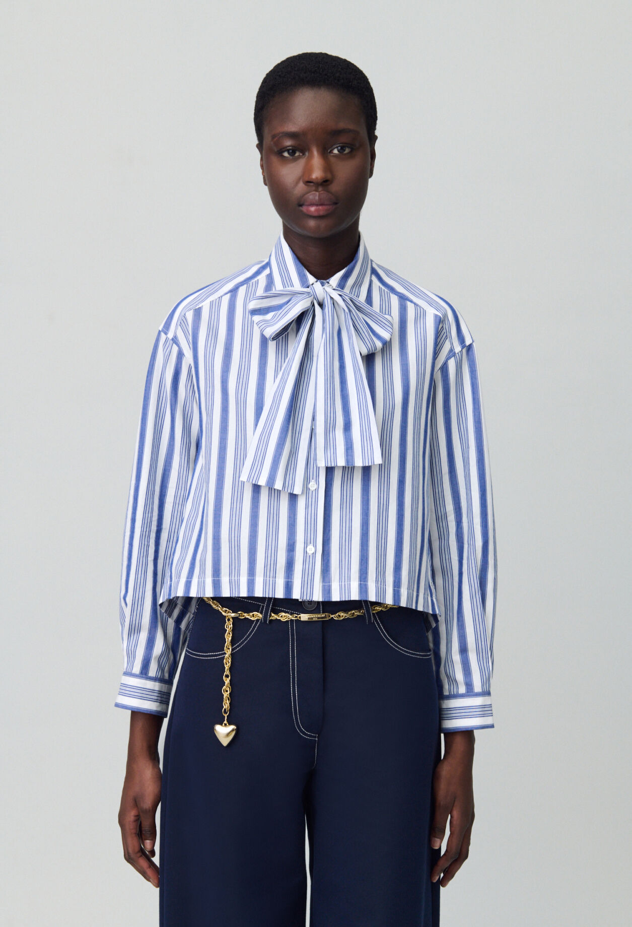 Camisa con rayas y lazo