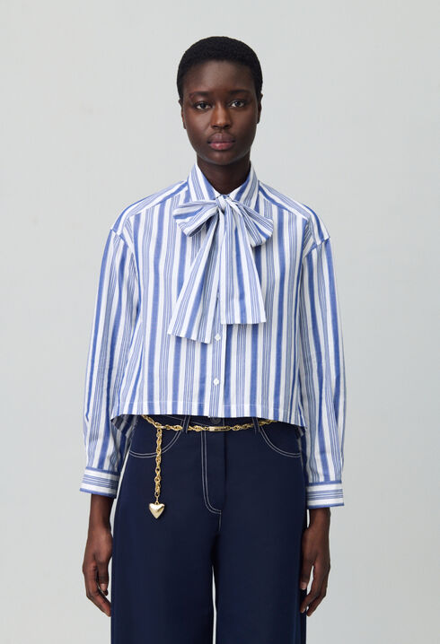 Camisa con rayas y lazo