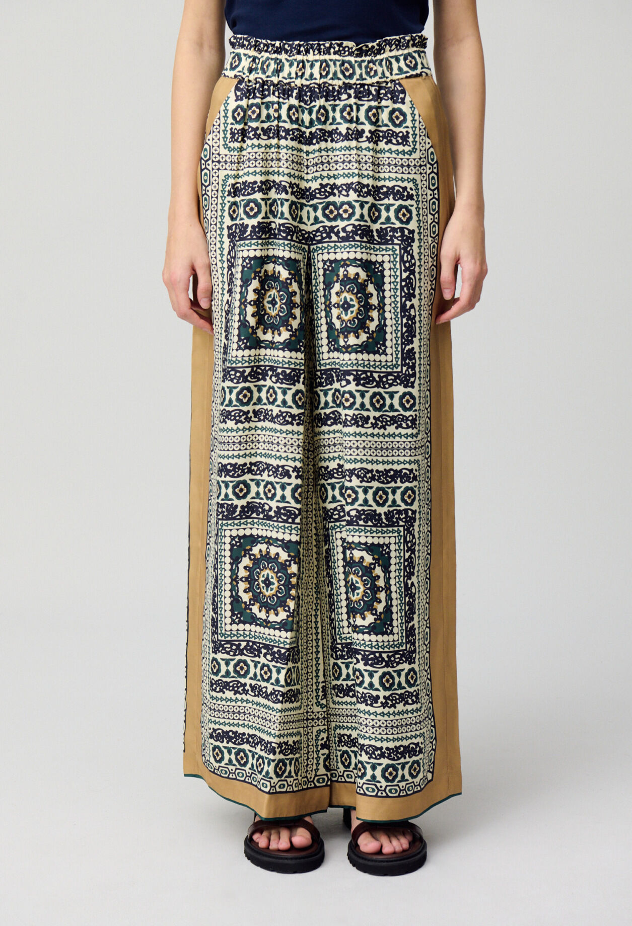 Pantalón ancho fluido estampado
