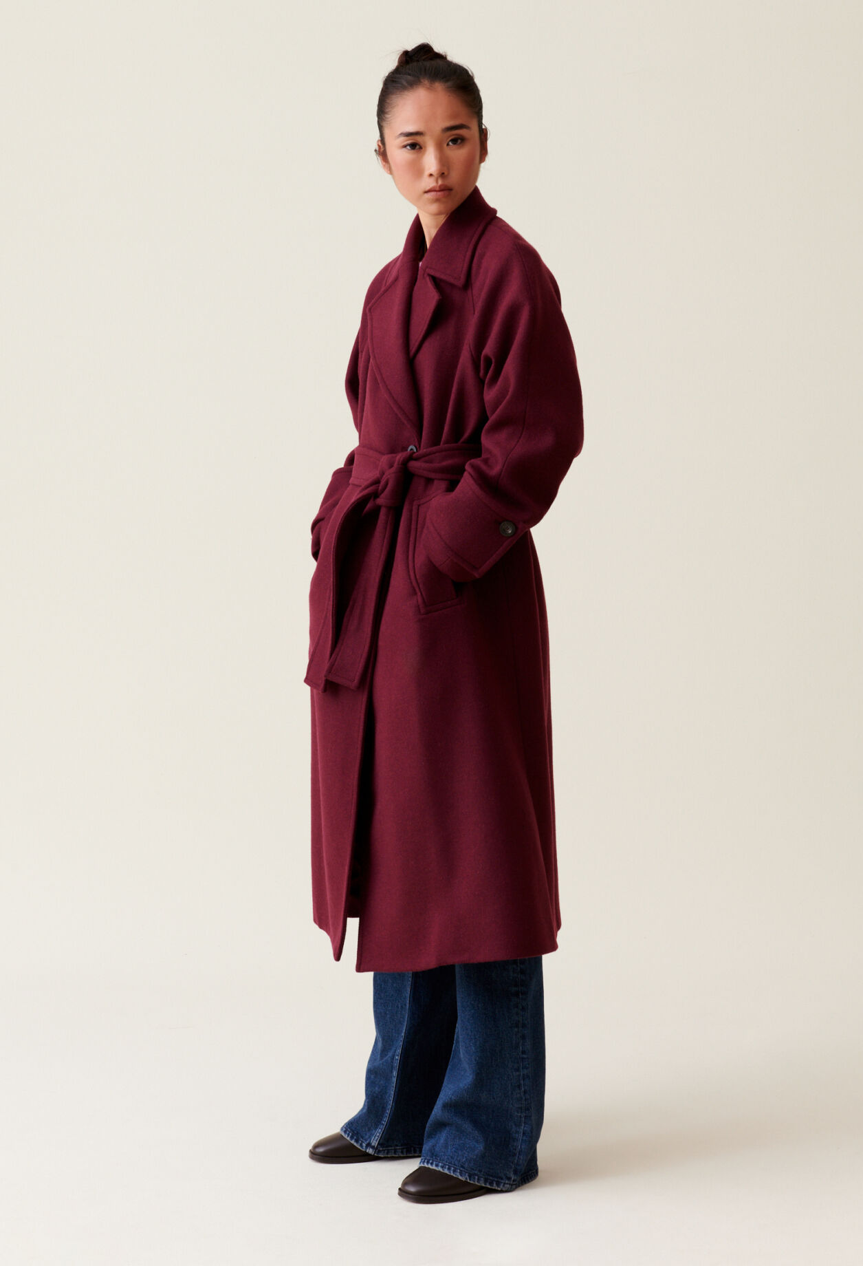 Abrigo largo estilo trench burdeos