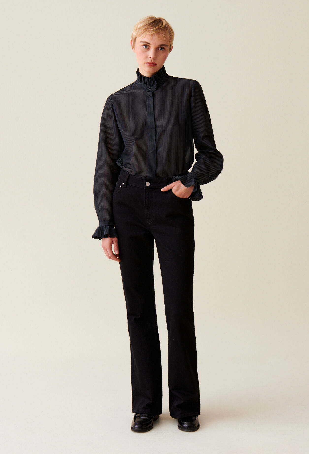Blusa fluida cuello volante a rayas
