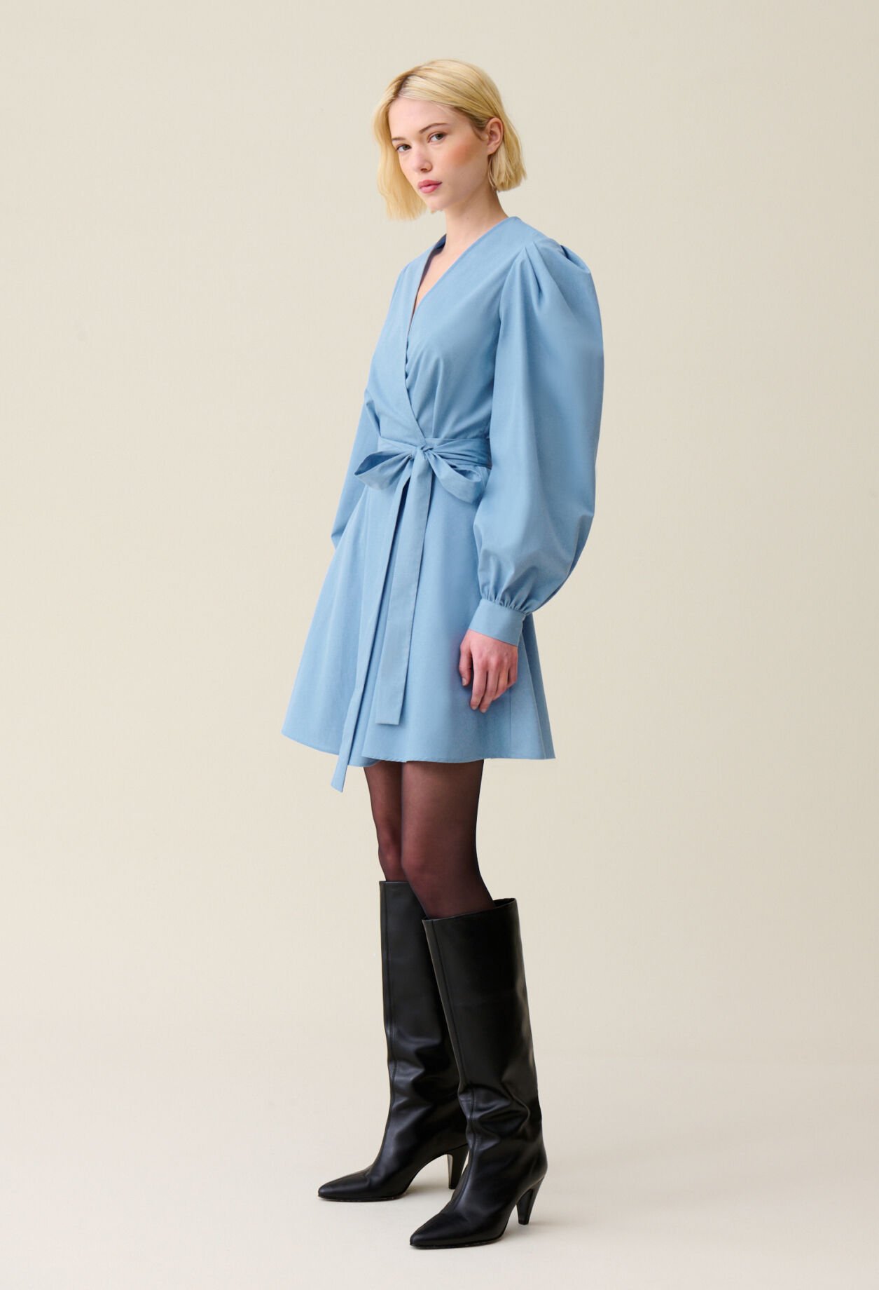 Vestido corto azul de manga globo