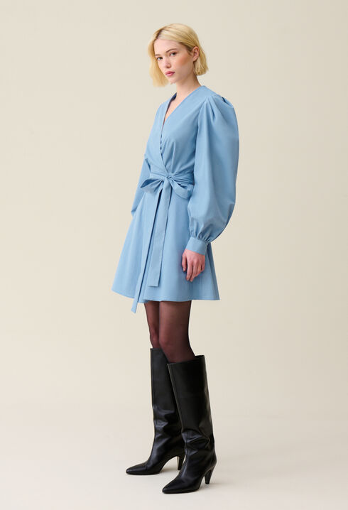 Vestido corto azul de manga globo