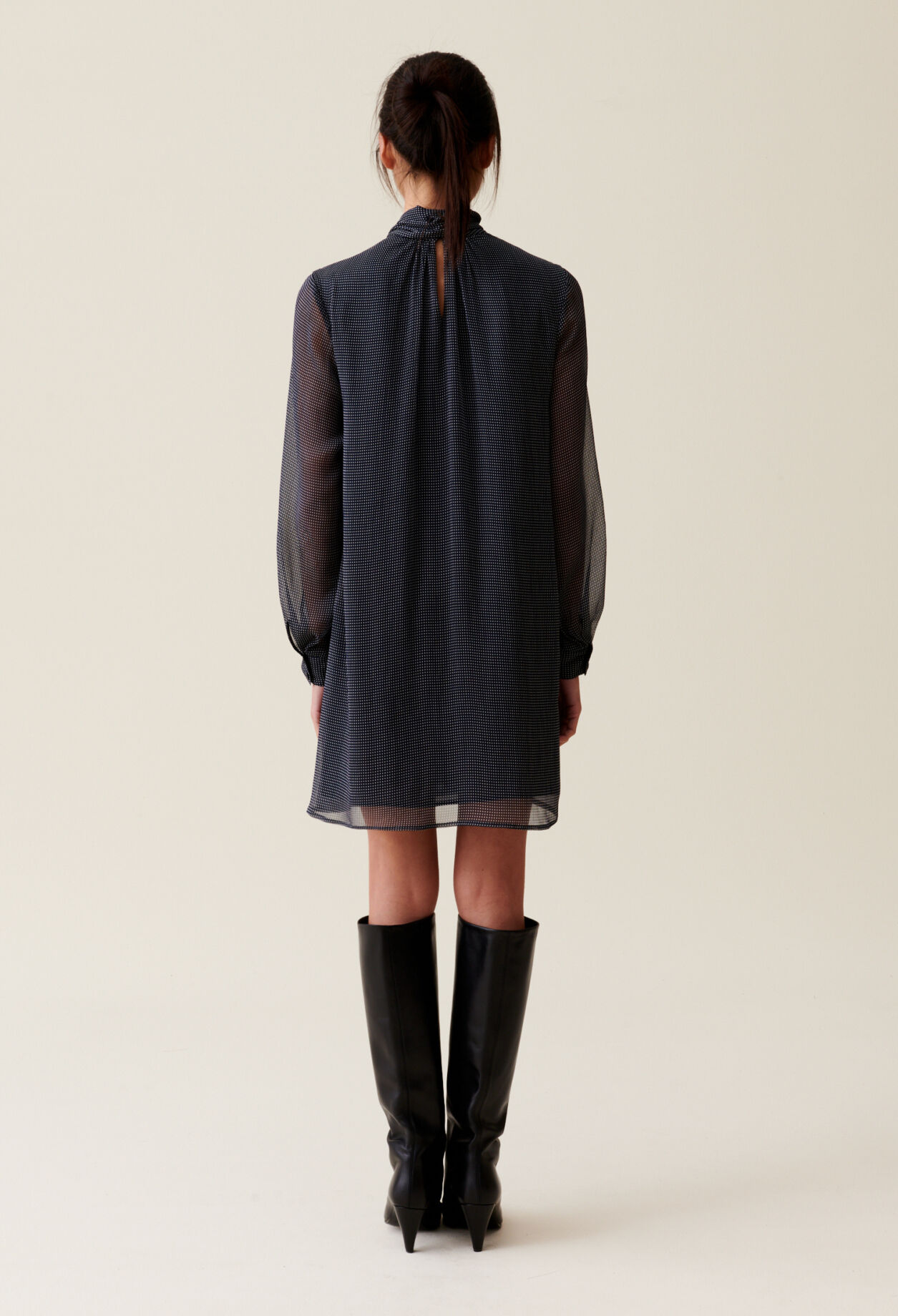 Vestido fluido con cuello lazo