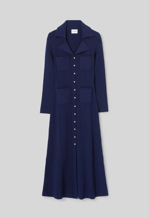 Vestido de punto de longitud media.