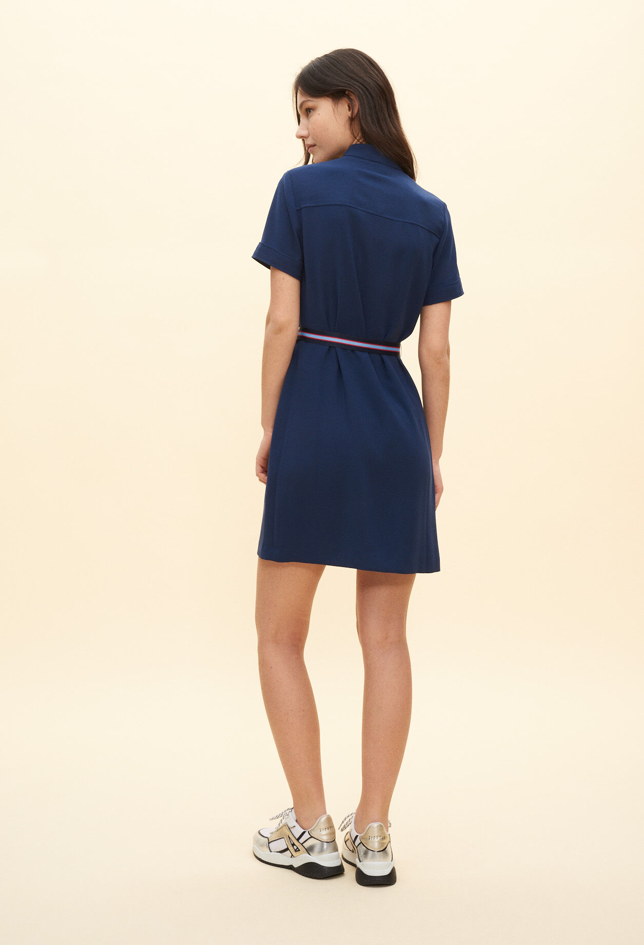 Vestido corto con cinturón