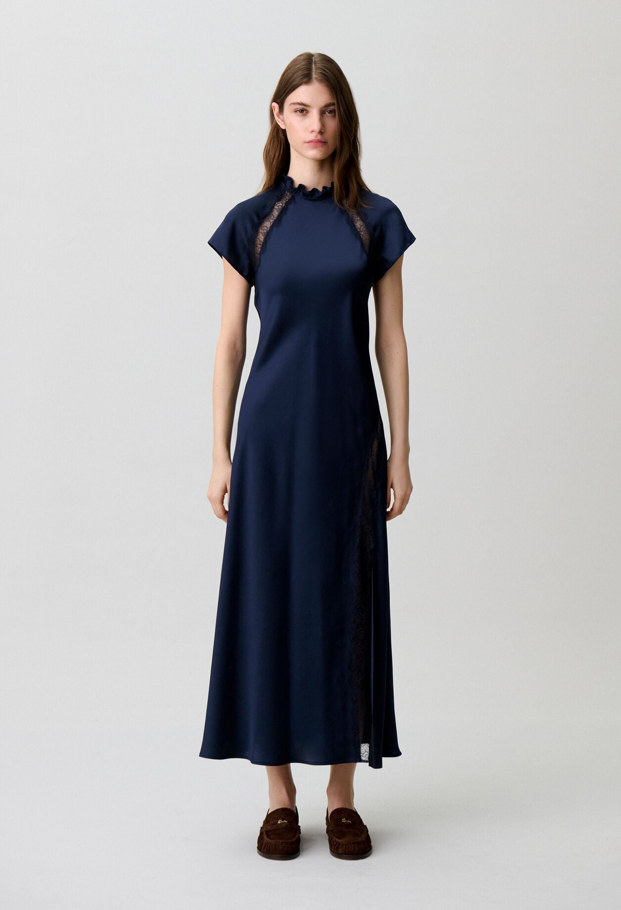 Vestido satinado cuello victoriano