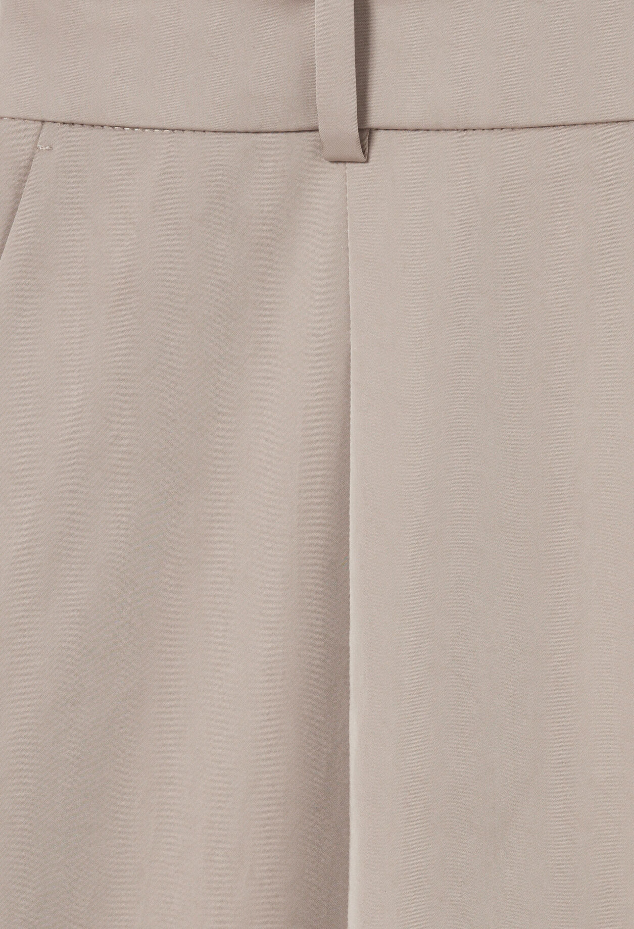 Bermudas cortos con pliegues