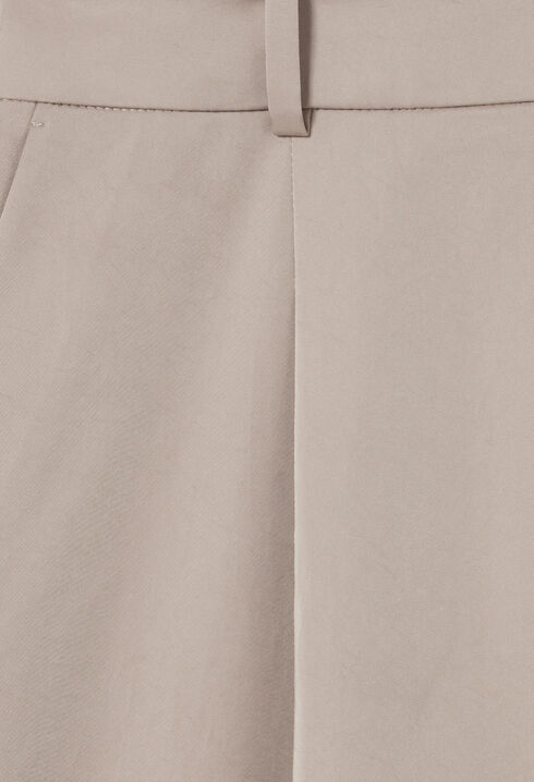 Bermudas cortos con pliegues