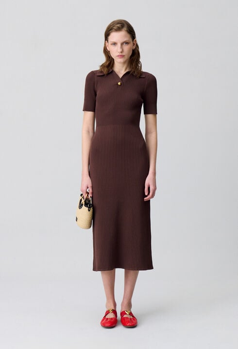 Vestido de punto de longitud media.