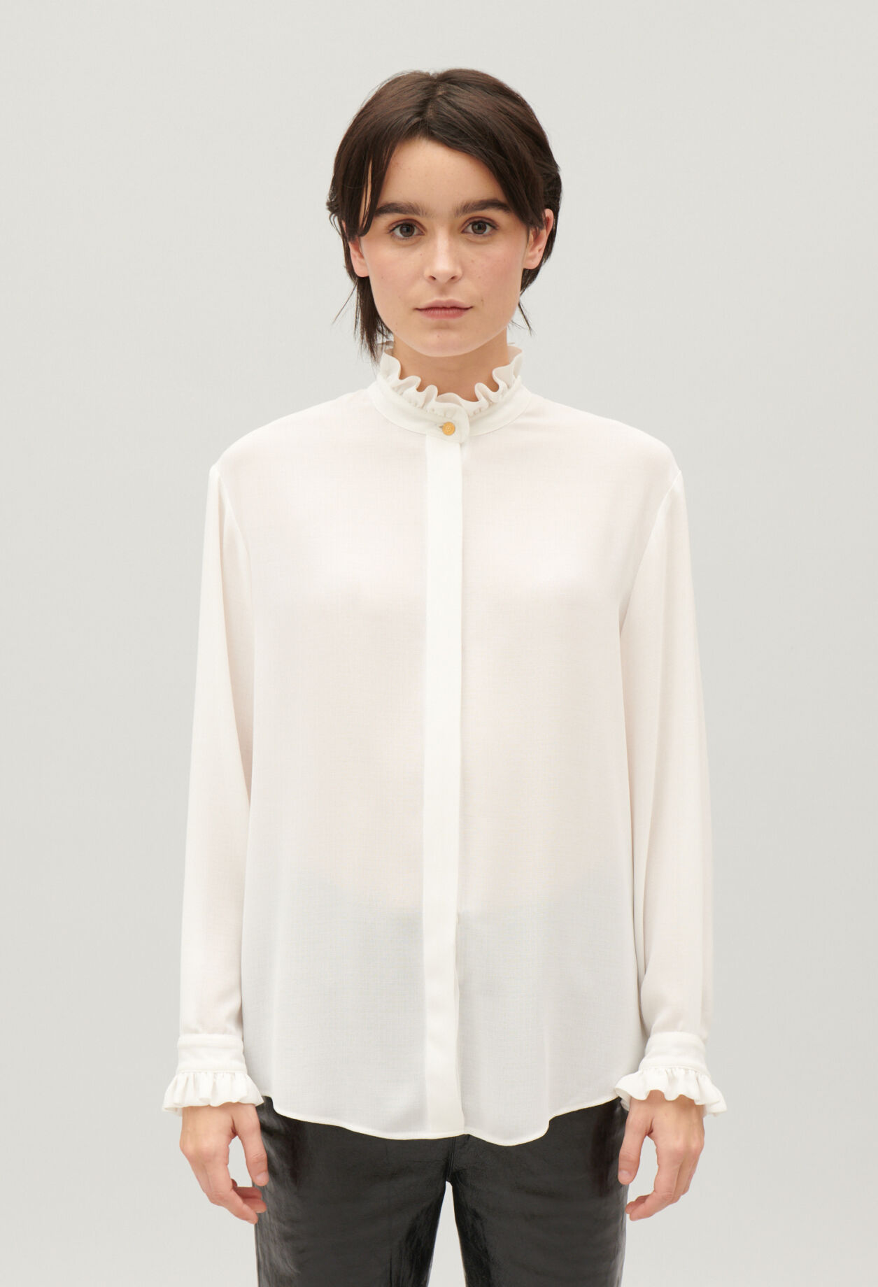 Blanco camisa de cuello ondulado