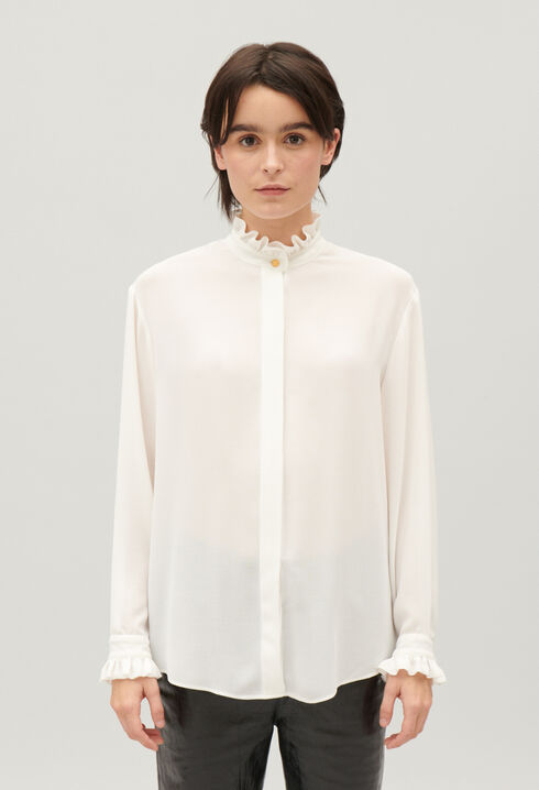 Blanco camisa de cuello ondulado
