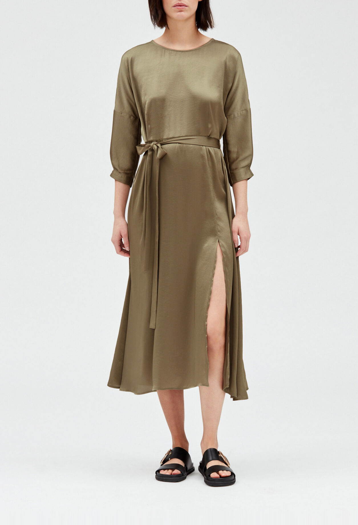 Vestido midi de raso caqui