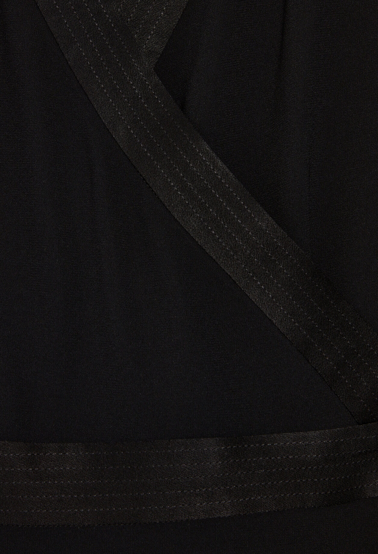 Vestido negro cruzado corto