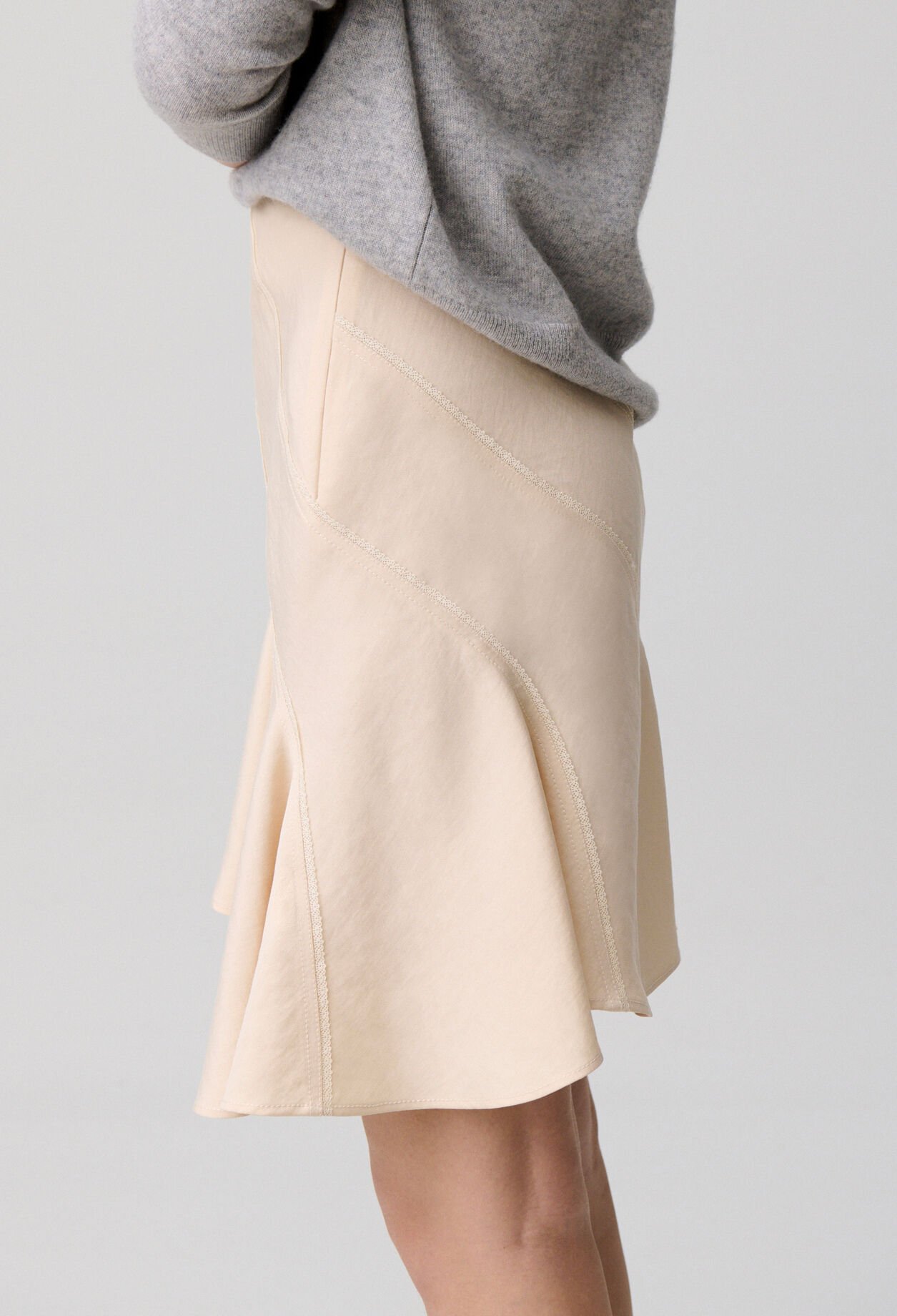 Falda corta asim&eacute;trica