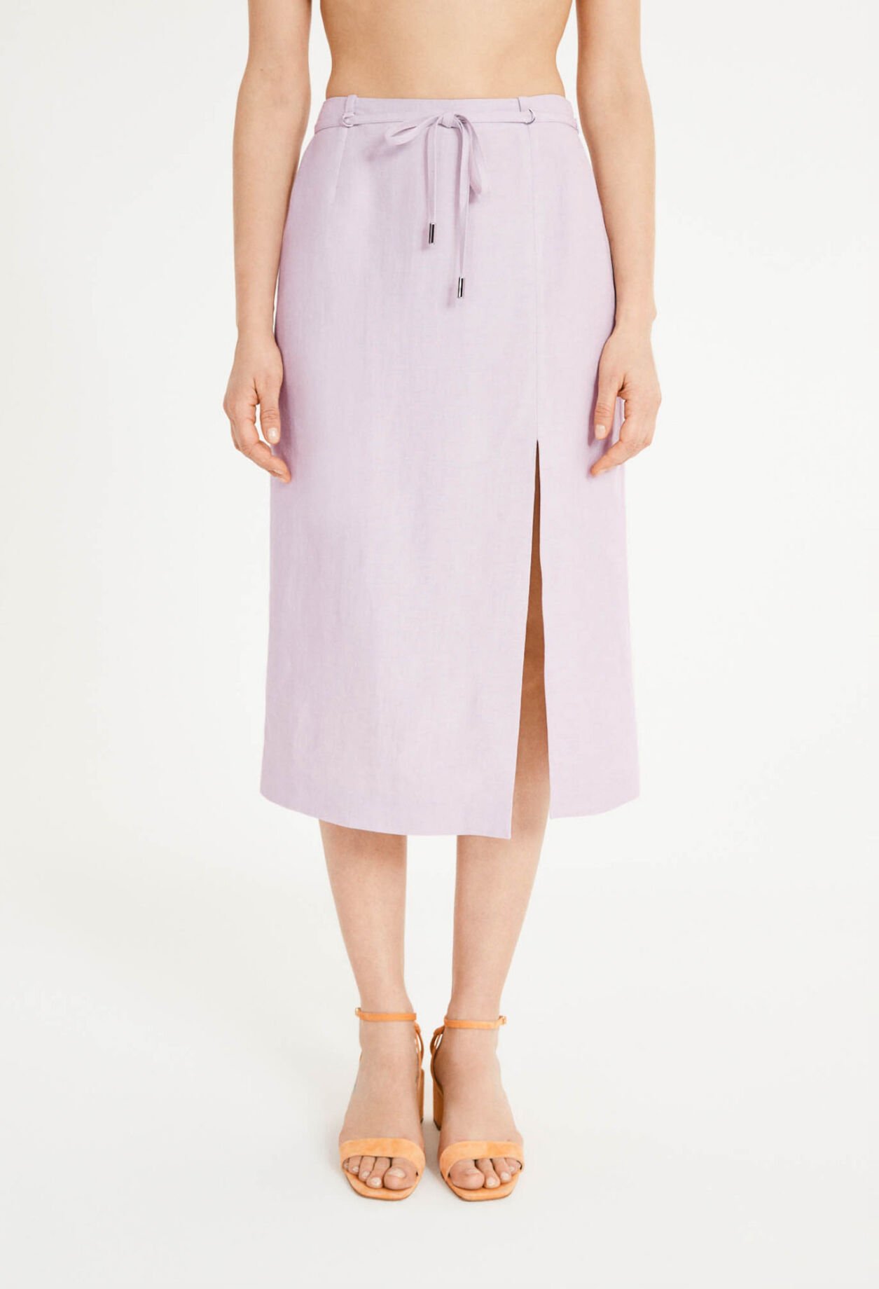 Falda midi con abertura.