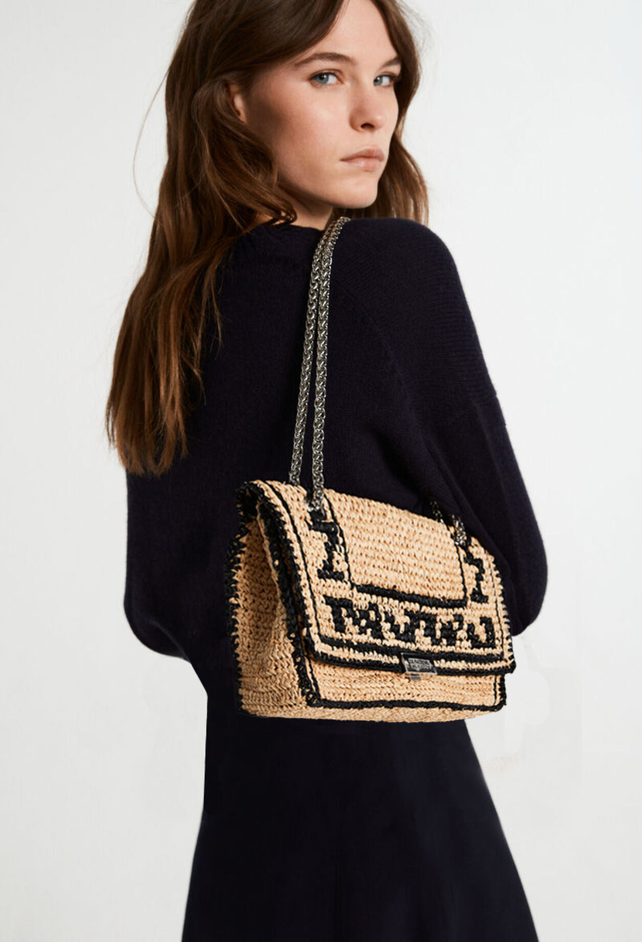 Bolso de mano con cadena