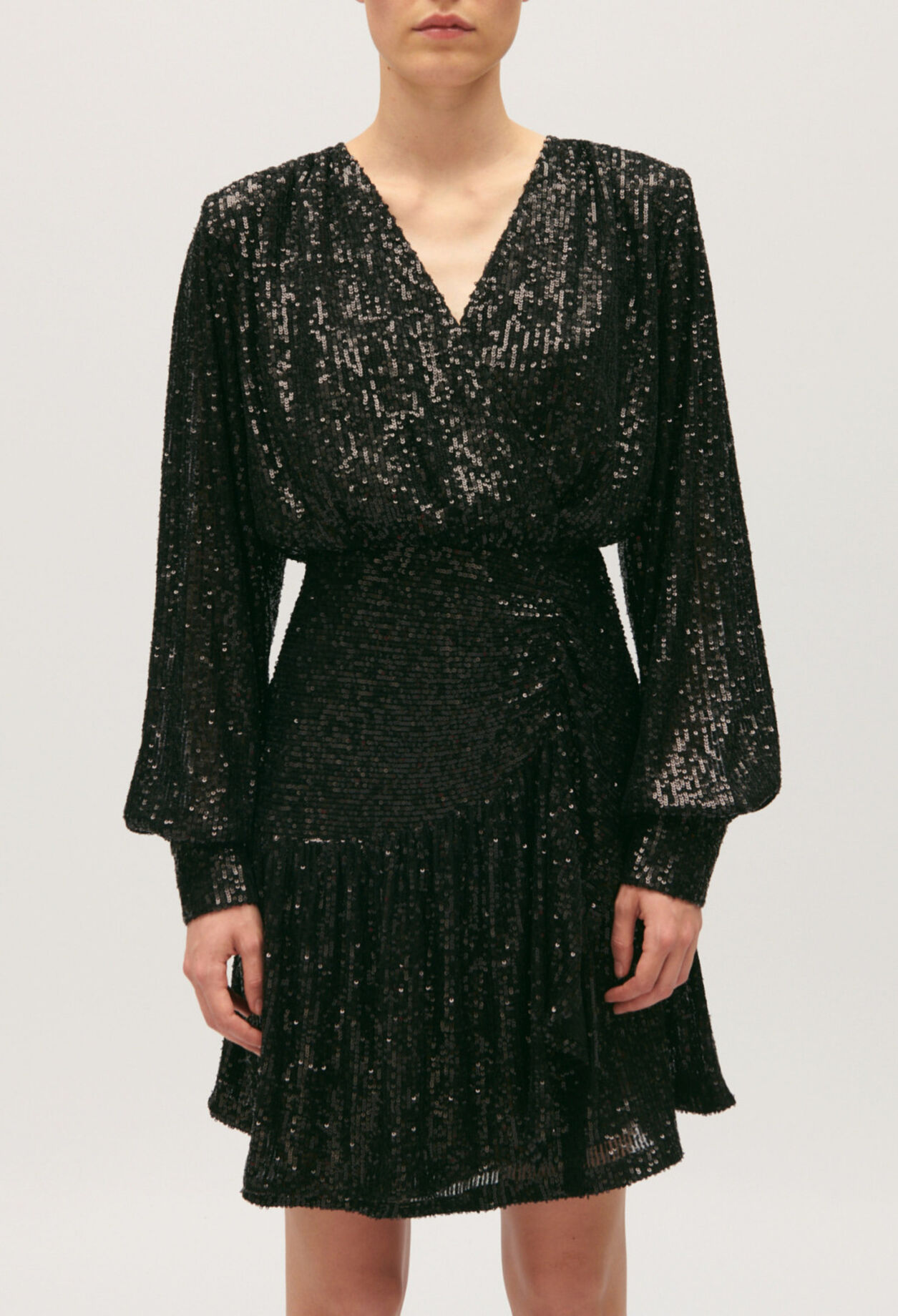 Vestido corto negro de lentejuelas