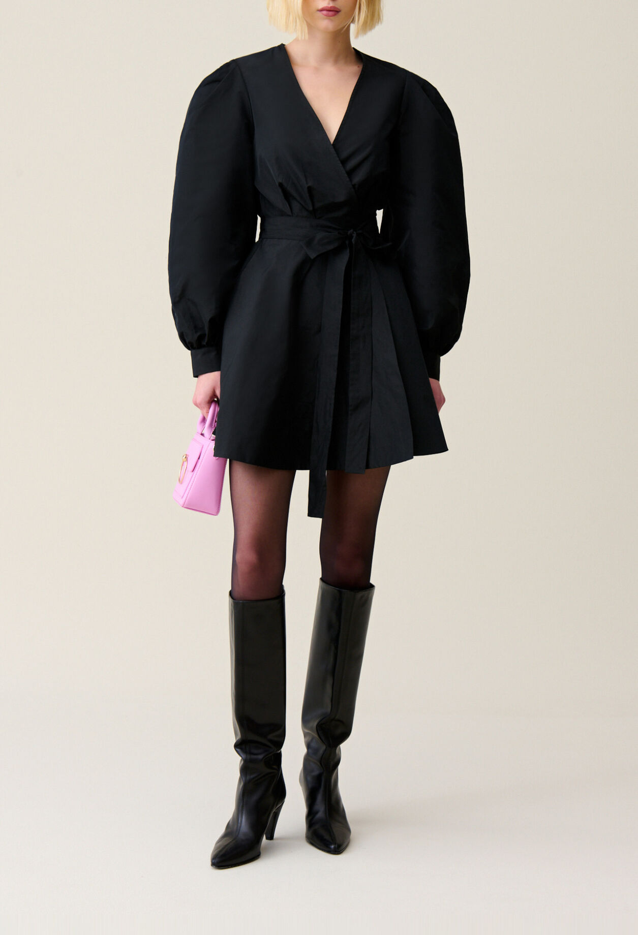 Vestido corto negro manga globo