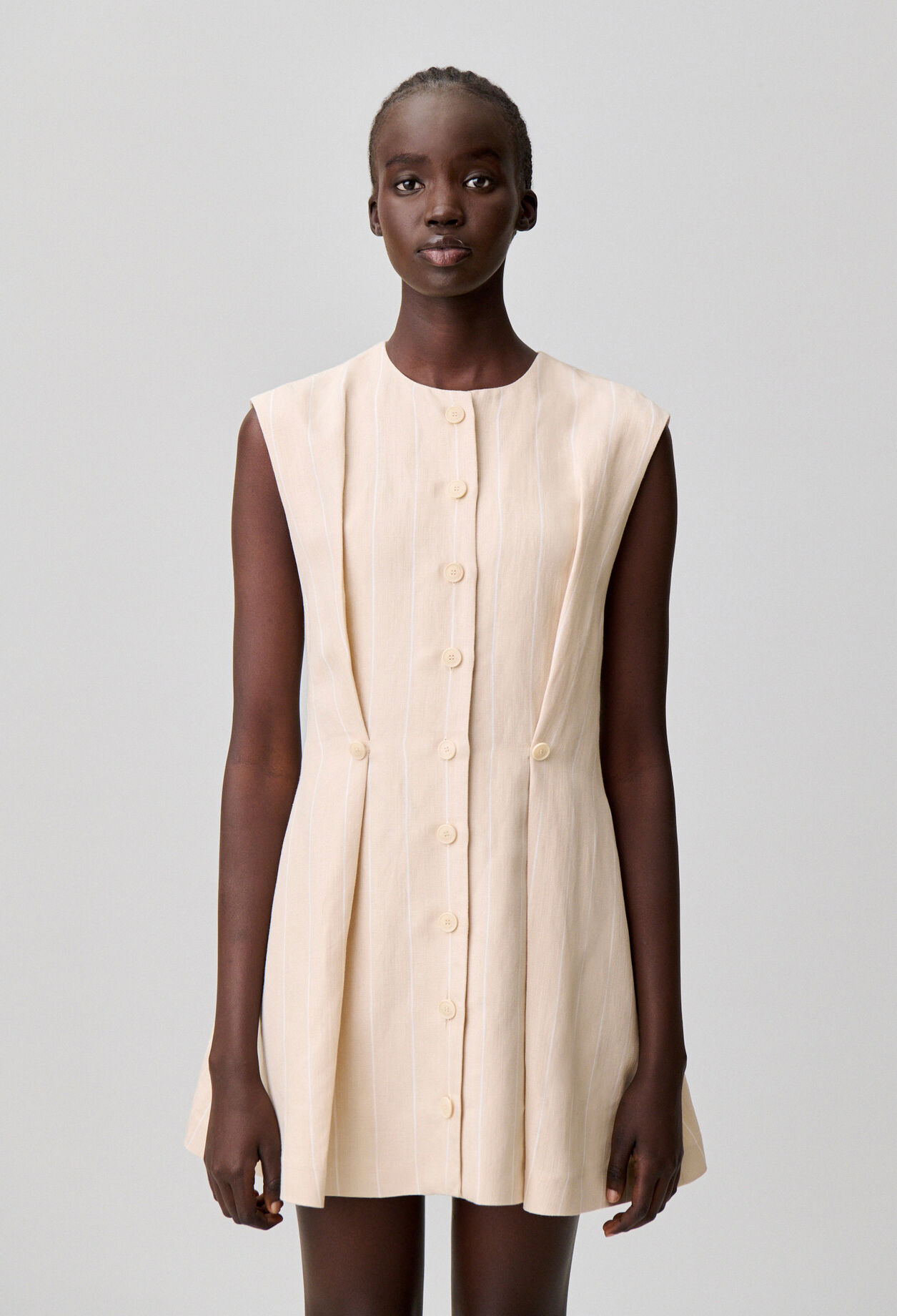 Vestido corto sin mangas